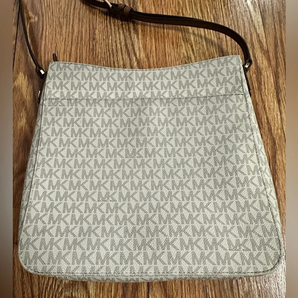 EUC Michael Kors Jet Set Travel Large Messenger Crossbody Bag in Vanilla - Picture 5 of 14